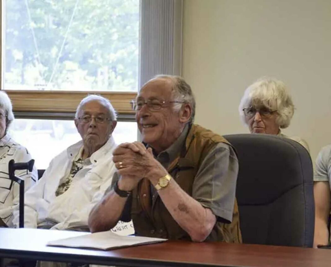 Bob Barnett (centre).