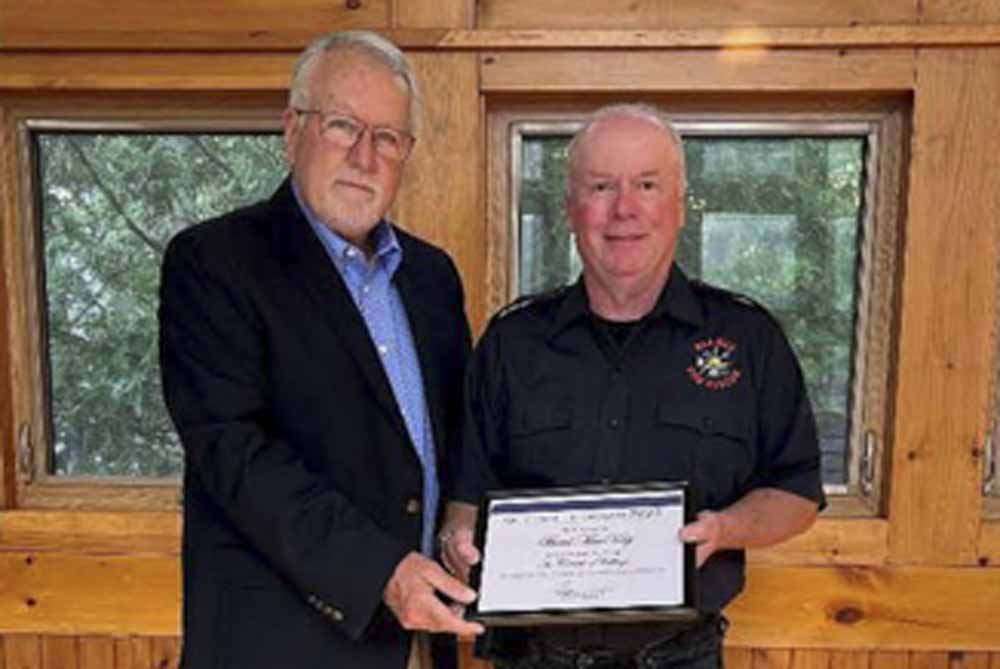 Mayor Bryan Barker presents Brad McKay with the Volunteer of the Year Award.