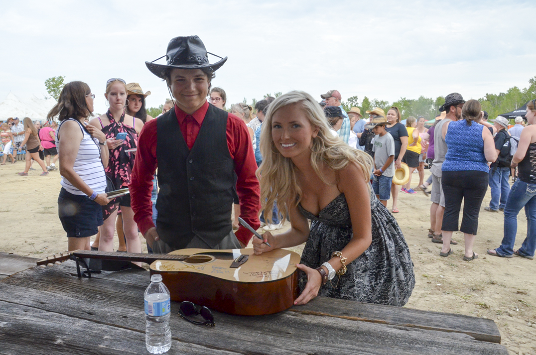 Mahood guitar signing