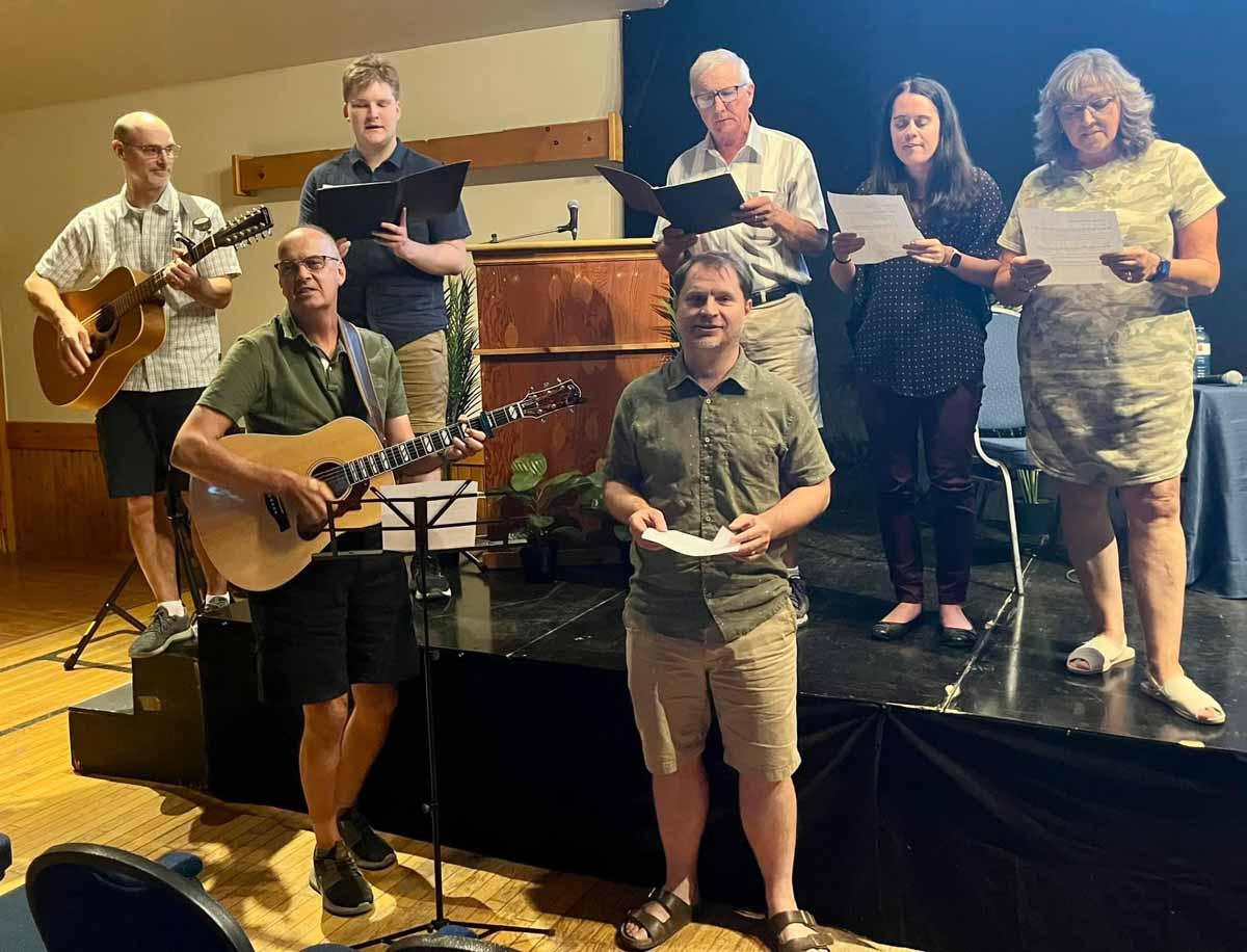 Members of the Island Singers perform a special tribute to Steve Paikin’s friend, the late Gordon Lightfoot, during this season’s Speaker’s Night in Kagawong. photo by Rick Nelson