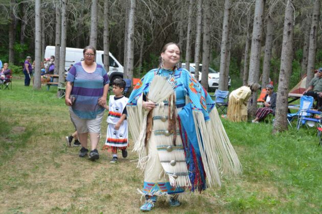 Female head dancer Crystal Madahbee of Aundeck Omni Kaning.