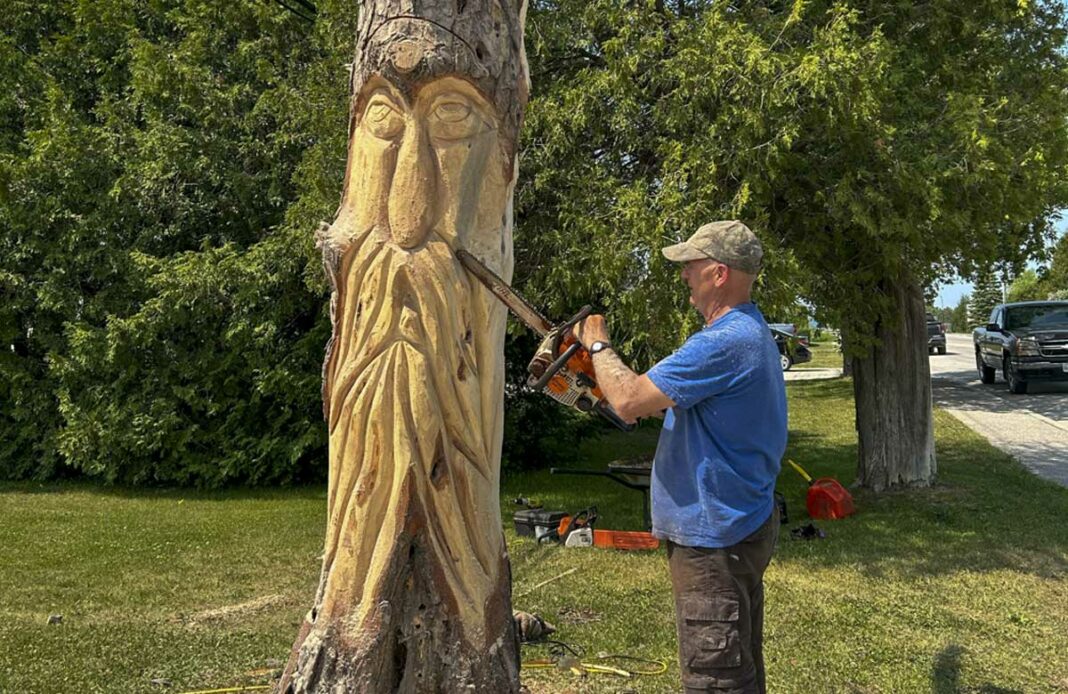 Wood carver Gerald Gerard. Expositor staff photo