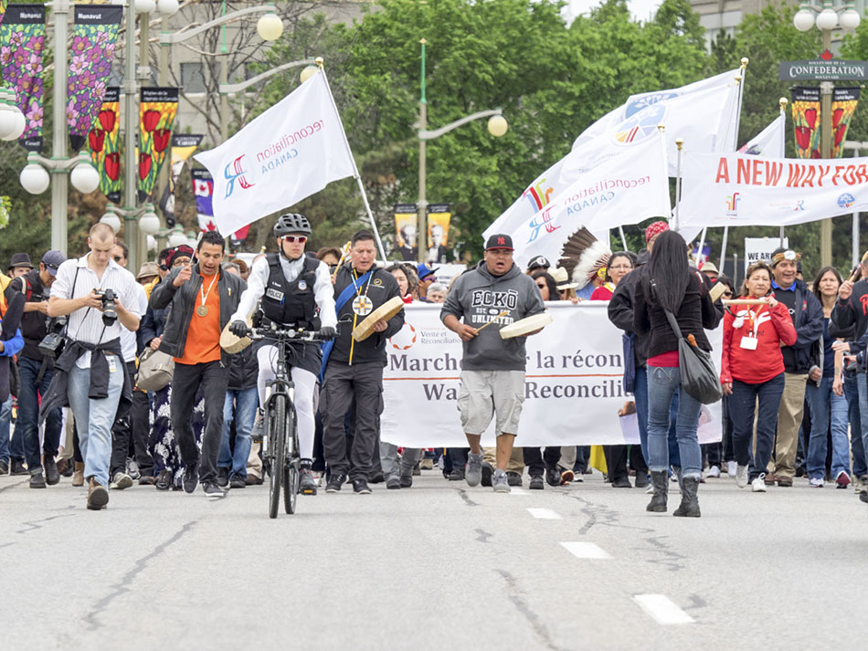 Walkers crown the Portage Bridge near Victoria Island, picking up more walkers along Wellington Street on their way to Ottawa City Hall. photos by Peter Baumgarten 